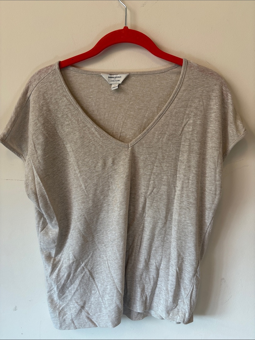 Banana Republic oatmeal V-Neck Short Sleeve Tee